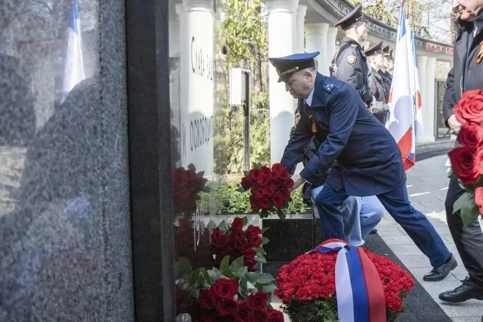 Прокурор города Симферополя Лев Лазуков принял участие в возложении цветов, приуроченном ко Дню освобождению города от немецко-фашистских захватчиков Прокурор города Симферополя Лев Лазуков принял участие в возложении цветов, приуроченном ко Дню освобождению города от немецко-фашистских захватчиков