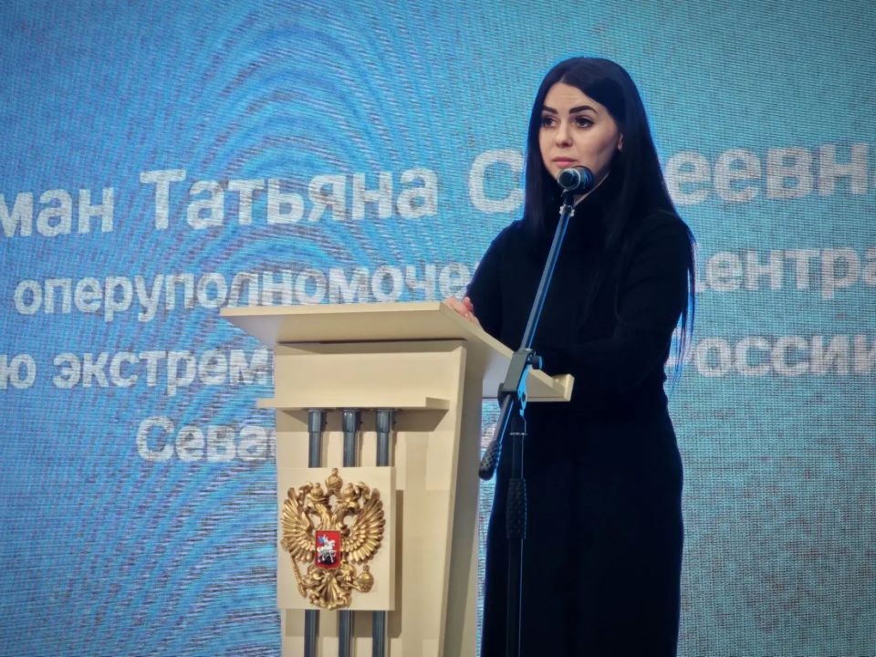 Севастопольские полицейские обсудили с родителями несовершеннолетних защиту детей от цифровых угроз Севастопольские полицейские обсудили с родителями несовершеннолетних защиту детей от цифровых угроз