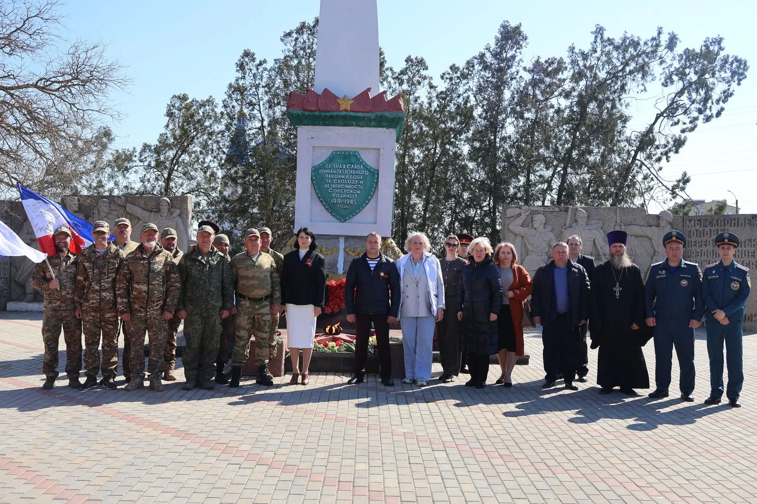 Каждый год 13 апреля наши земляки вспоминают грозные годы войны, чтят память павших и кланяются живым ветеранам Великой Отечественной, которые своей кровью оплатили освобождение посёлка Раздольное и всего района от врага Каждый год 13 апреля наши земляки вспоминают грозные годы войны, чтят память павших и кланяются живым ветеранам Великой Отечественной, которые своей кровью оплатили освобождение посёлка Раздольное и всего района от врага