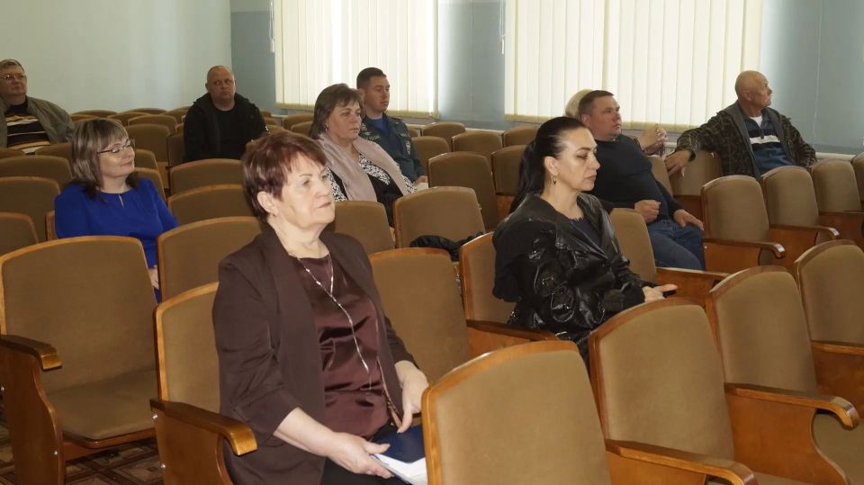 Сегодня глава администрации Советского района Александр Харламов провел аппаратное совещание по социально значимым вопросам района с руководителями структурных подразделений администрации, организаций и служб Советского... Сегодня глава администрации Советского района Александр Харламов провел аппаратное совещание по социально значимым вопросам района с руководителями структурных подразделений администрации, организаций и служб Советского...