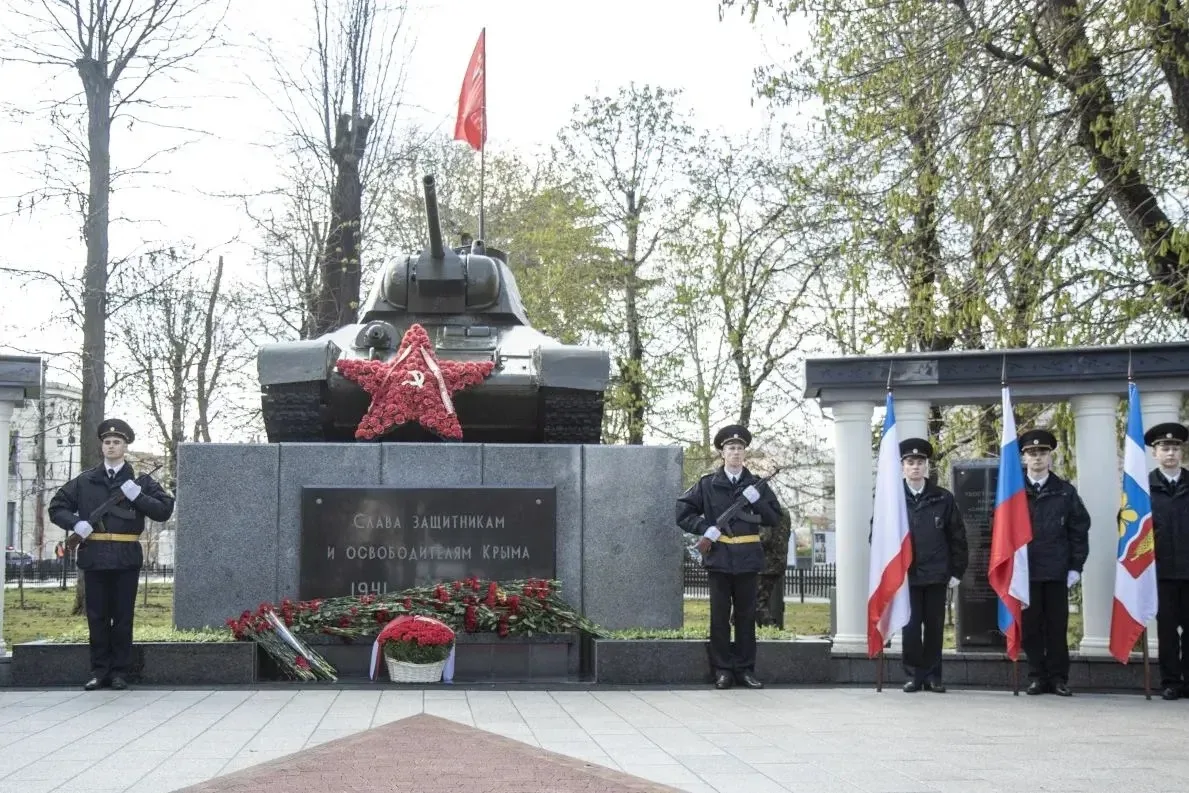 Прокурор города Симферополя Лев Лазуков принял участие в возложении цветов, приуроченном ко Дню освобождению города от немецко-фашистских захватчиков Прокурор города Симферополя Лев Лазуков принял участие в возложении цветов, приуроченном ко Дню освобождению города от немецко-фашистских захватчиков