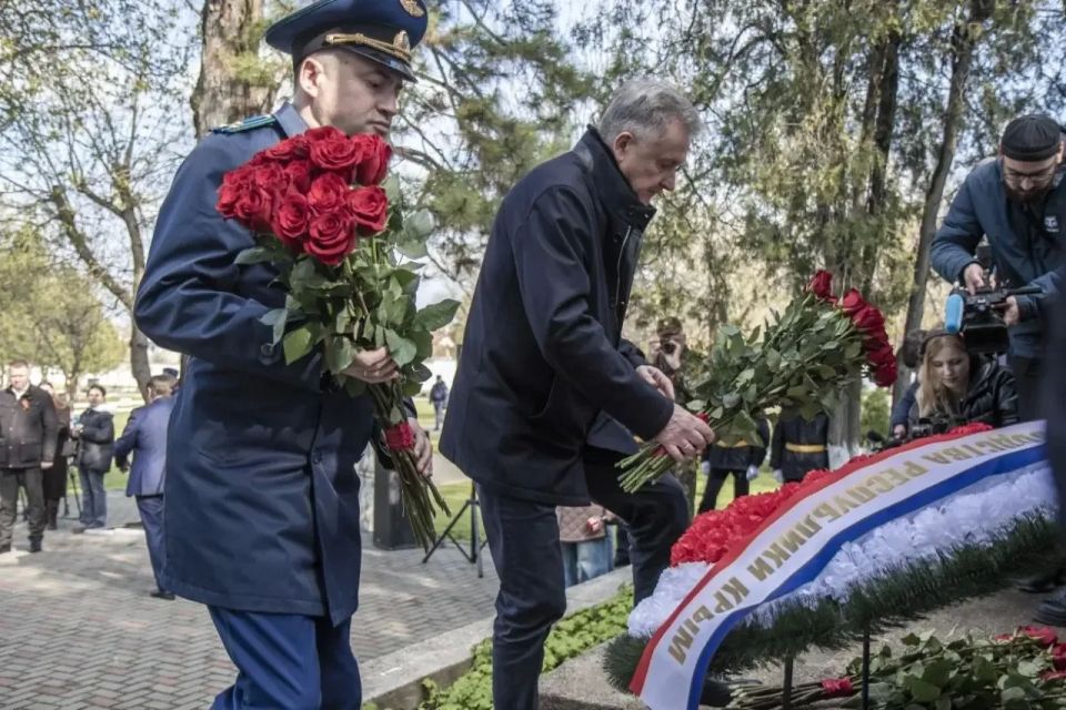 Прокурор города Симферополя Лев Лазуков принял участие в возложении цветов, приуроченном ко Дню освобождению города от немецко-фашистских захватчиков Прокурор города Симферополя Лев Лазуков принял участие в возложении цветов, приуроченном ко Дню освобождению города от немецко-фашистских захватчиков