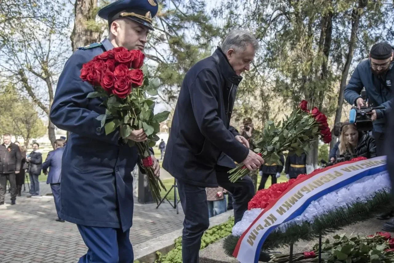 Прокурор города Симферополя Лев Лазуков принял участие в возложении цветов, приуроченном ко Дню освобождению города от немецко-фашистских захватчиков Прокурор города Симферополя Лев Лазуков принял участие в возложении цветов, приуроченном ко Дню освобождению города от немецко-фашистских захватчиков