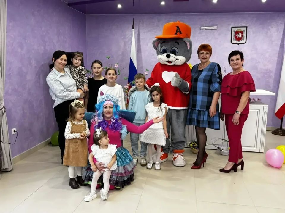 В рамках акции «Весне спасибо за любовь» Советский районный отдел ЗАГС организовал для родителей и детей увлекательное мероприятие, посвященное росписи имбирных пряников и созданию пасхального пряничного дерева. В рамках акции «Весне спасибо за любовь» Советский районный отдел ЗАГС организовал для родителей и детей увлекательное мероприятие, посвященное росписи имбирных пряников и созданию пасхального пряничного дерева.
