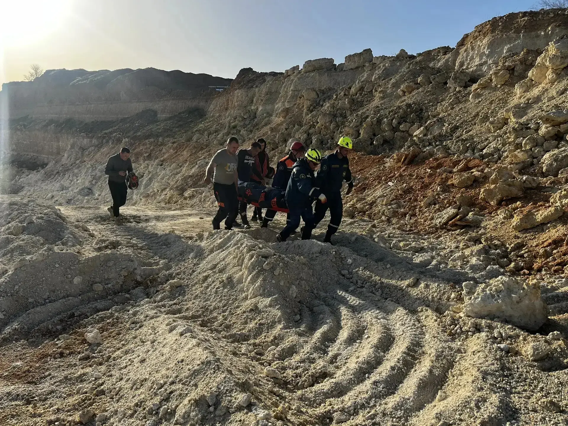 Мотоциклист слетел в карьер с высоты 30 метров в Сакском районе Мотоциклист слетел в карьер с высоты 30 метров в Сакском районе