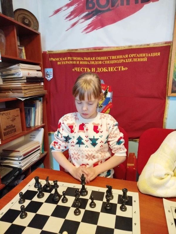 Соревнуются шахматисты. В помещении ветеранских организаций Судака состоялся турнир по «быстрым» шахматам среди школьников, посвященный 82-й годовщине освобождения Судака от немецко-фашистских захватчиков Соревнуются шахматисты. В помещении ветеранских организаций Судака состоялся турнир по «быстрым» шахматам среди школьников, посвященный 82-й годовщине освобождения Судака от немецко-фашистских захватчиков