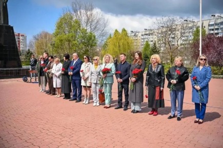 Эммилия Леонова: В Евпатории на мемориальном комплексе «Красная горка» торжественно стартовал весенний этап патриотического проекта «Вахта памяти поколений – Пост №1»