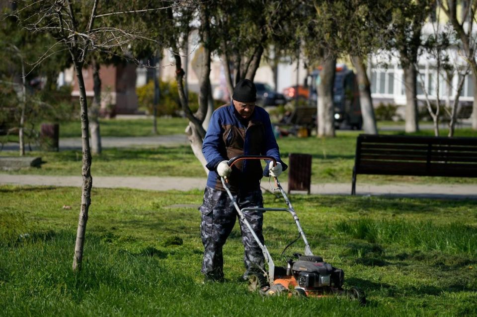 Продолжаем поддерживать чистоту на улицах Керчи Продолжаем поддерживать чистоту на улицах Керчи