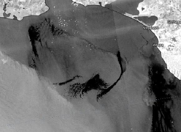 Ситуация ухудшается: Нефтяное пятно в море около Анапы разорвалось на части