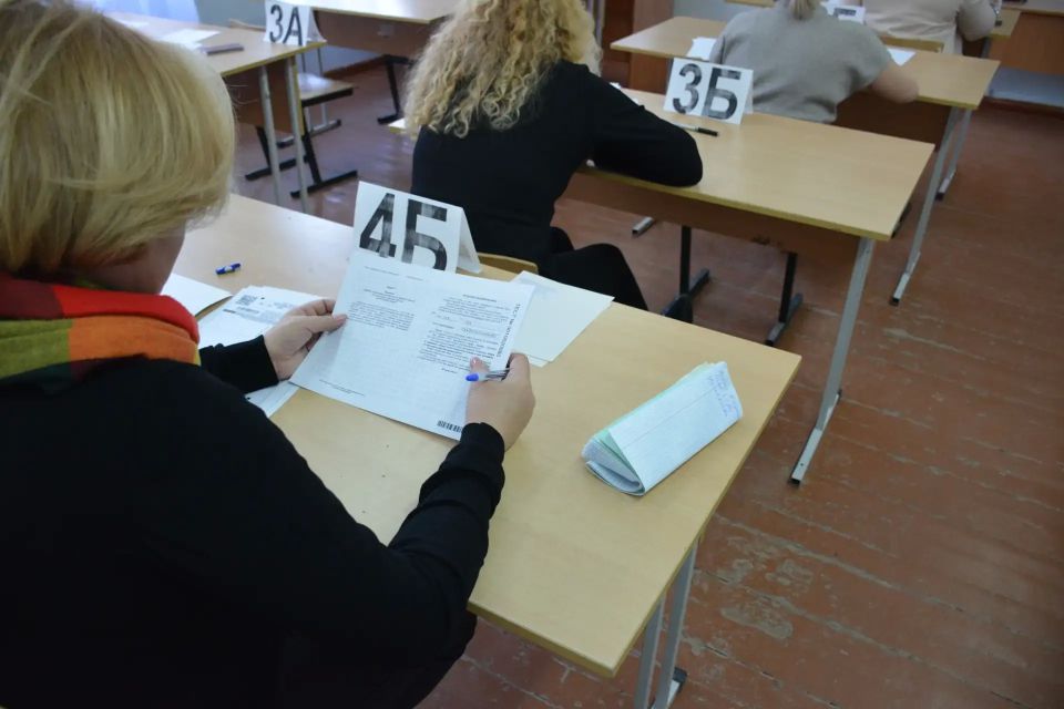 Родители выпускников сели за парты Родители выпускников сели за парты
