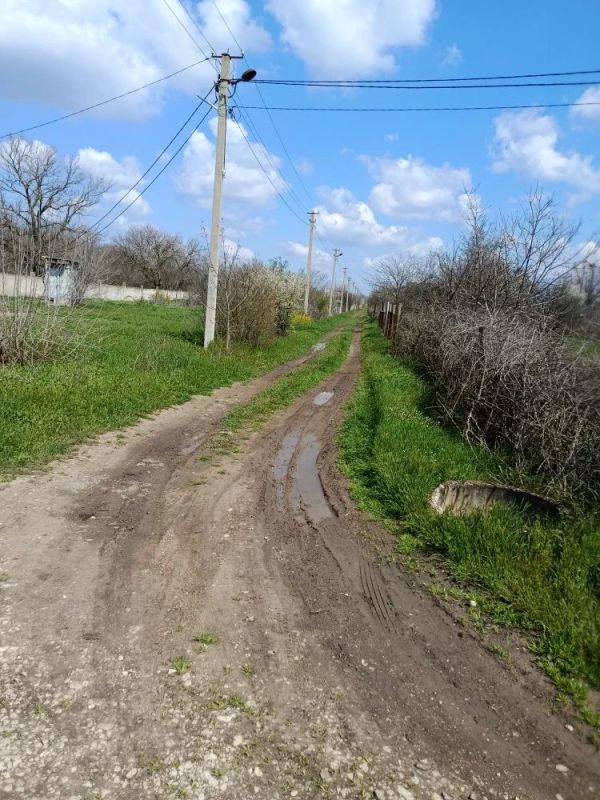 Заместитель Главы Администрации района Валерий Пожванюк вместе с начальником Красногвардейского ДРСУ Александром Тиховским провели обследование грунтовых дорог в наших садоводческих товариществах Заместитель Главы Администрации района Валерий Пожванюк вместе с начальником Красногвардейского ДРСУ Александром Тиховским провели обследование грунтовых дорог в наших садоводческих товариществах