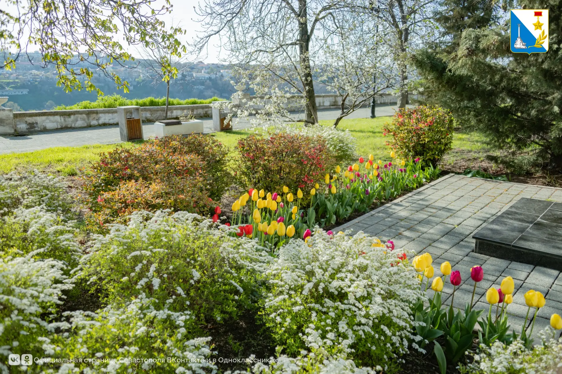 Специалисты «Парков и скверов» приводят в порядок общественные пространства после зимы
