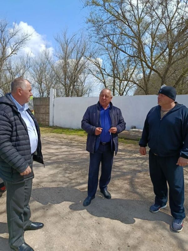 Заместитель Главы Администрации района Валерий Пожванюк вместе с начальником Красногвардейского ДРСУ Александром Тиховским провели обследование грунтовых дорог в наших садоводческих товариществах Заместитель Главы Администрации района Валерий Пожванюк вместе с начальником Красногвардейского ДРСУ Александром Тиховским провели обследование грунтовых дорог в наших садоводческих товариществах