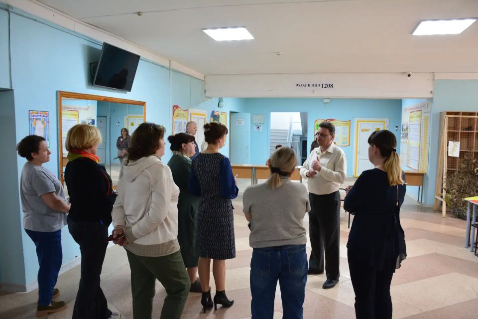 Родители выпускников сели за парты Родители выпускников сели за парты