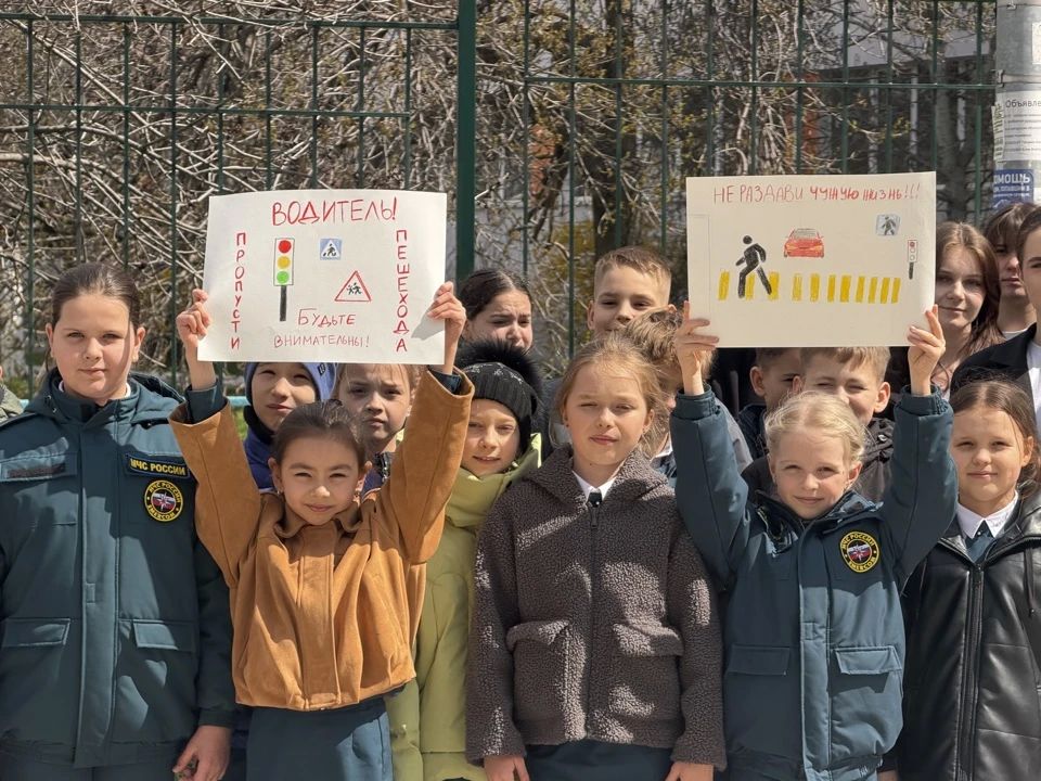 В Симферополе юные участники дорожного движения призывают автолюбителей: «Пропусти пешехода!» В Симферополе юные участники дорожного движения призывают автолюбителей: «Пропусти пешехода!»