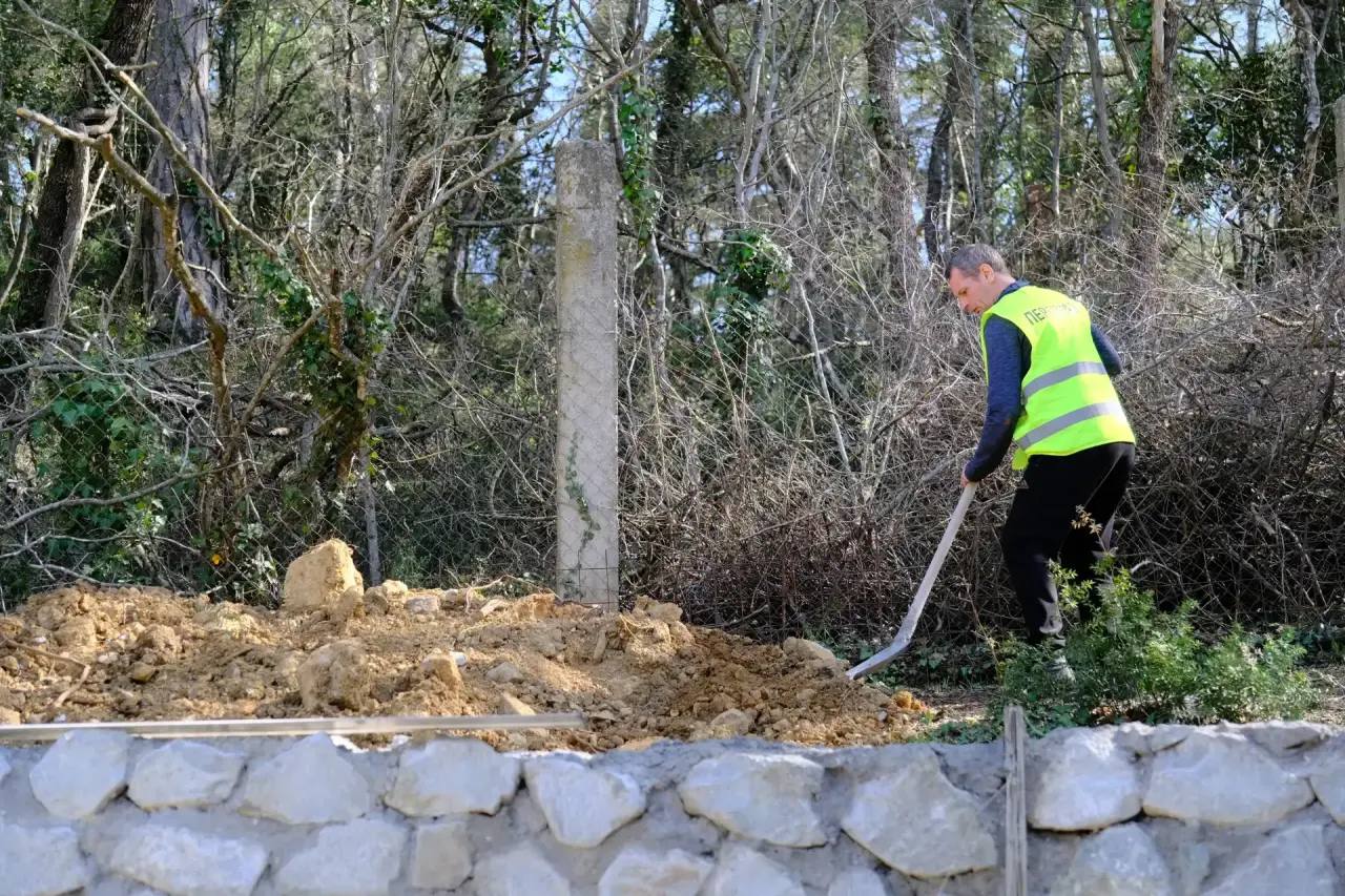 В Гаспре начали строить приют для кошек В Гаспре начали строить приют для кошек