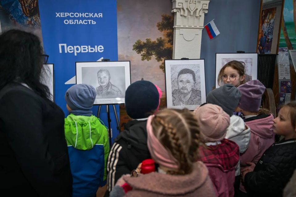 Владимир Сальдо: В кинотеатре «Россия» в Геническе открылась передвижная выставка «Герои освобожденной Херсонщины» Владимир Сальдо: В кинотеатре «Россия» в Геническе открылась передвижная выставка «Герои освобожденной Херсонщины»