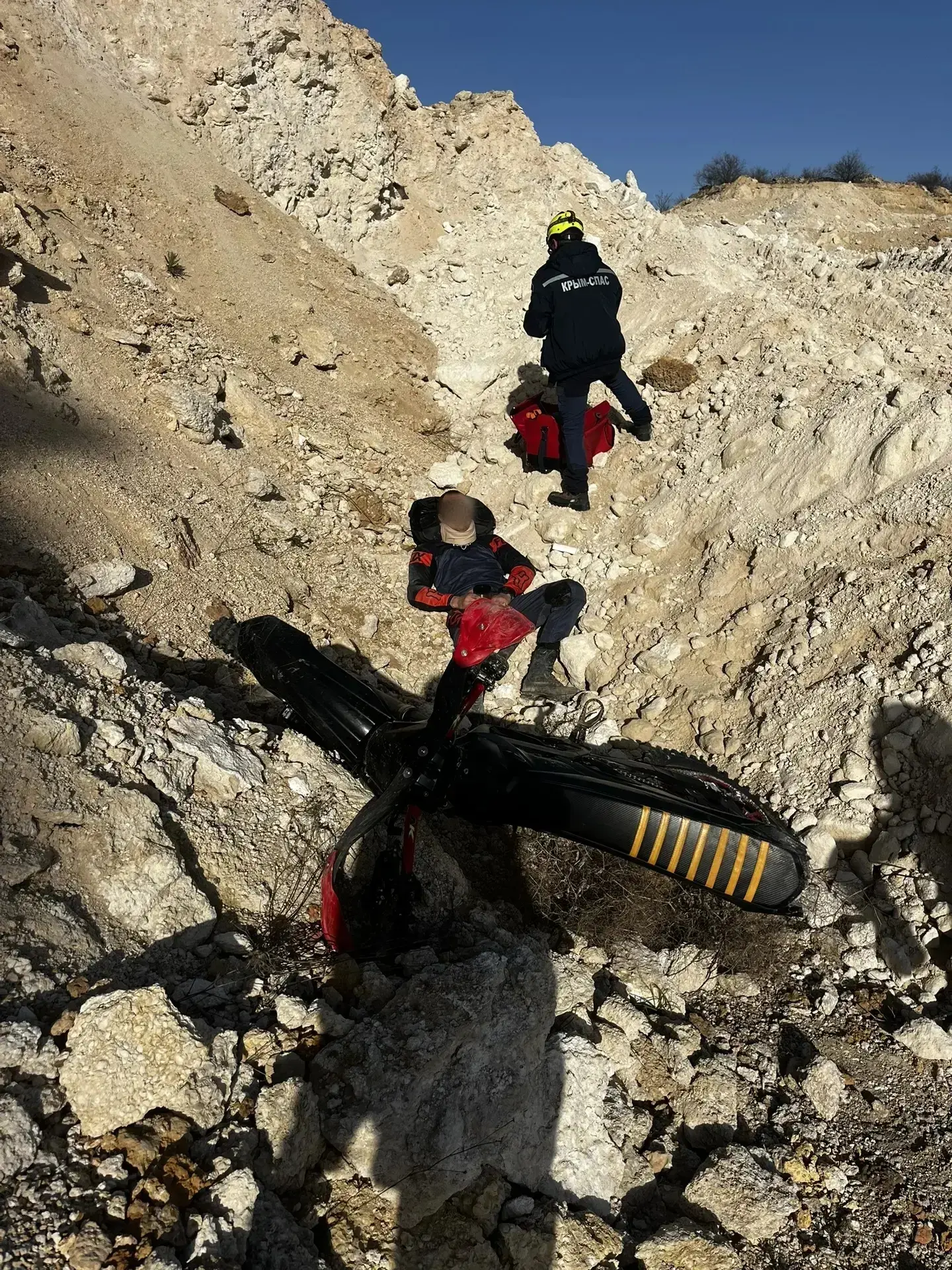 Мотоциклист слетел в карьер с высоты 30 метров в Сакском районе