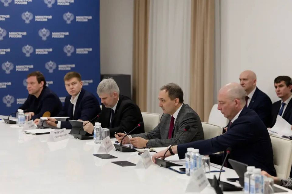 Глава Минстроя России Ирек Файзуллин провел еженедельное совещание с регионами и главными распорядителями бюджетных средств (ГРБС) Глава Минстроя России Ирек Файзуллин провел еженедельное совещание с регионами и главными распорядителями бюджетных средств (ГРБС)