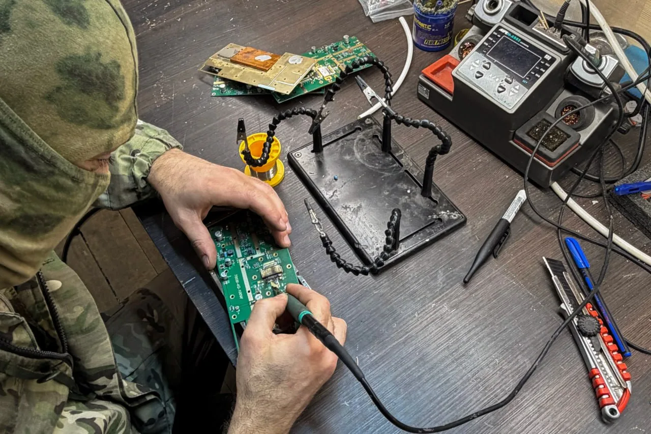 Аксенов поздравил специалистов радиоэлектронной борьбы с профессиональным праздником Аксенов поздравил специалистов радиоэлектронной борьбы с профессиональным праздником