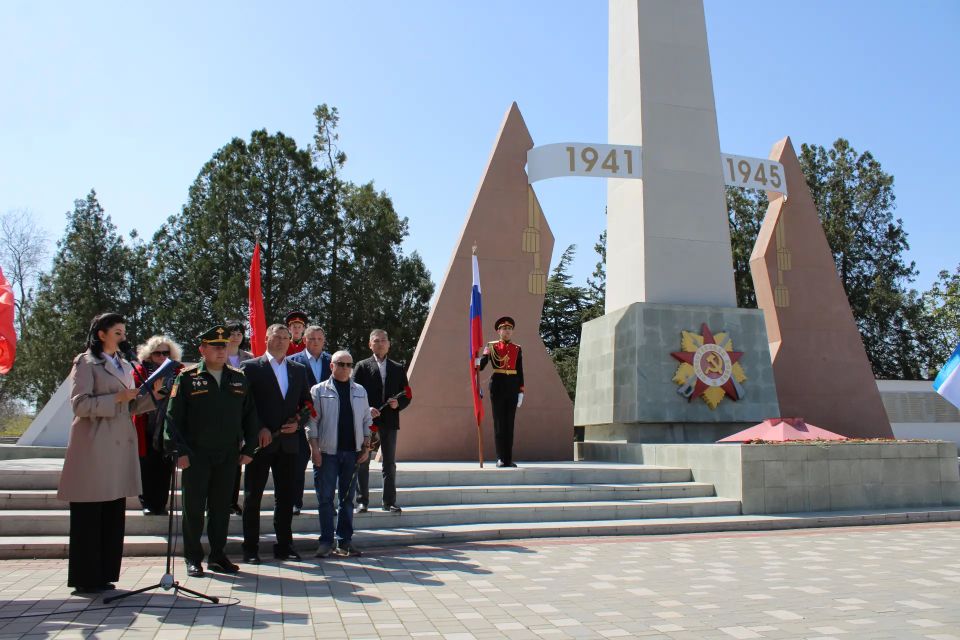 Сегодня у «Обелиска Славы» в посёлке Ленино состоялась торжественная церемония открытия весенней Вахты Памяти поколений Сегодня у «Обелиска Славы» в посёлке Ленино состоялась торжественная церемония открытия весенней Вахты Памяти поколений