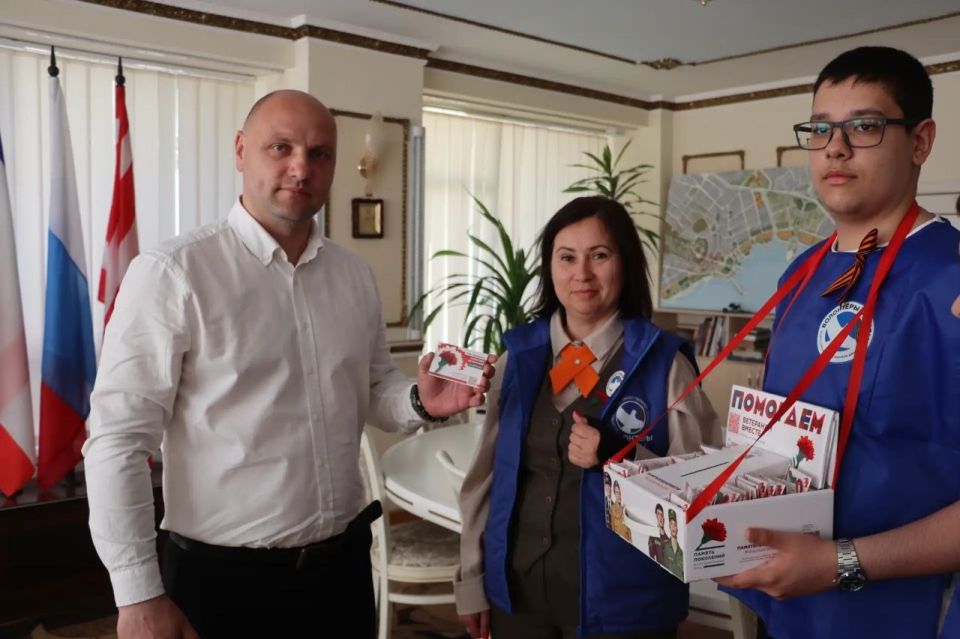 Глава администрации Керчи Олег Каторгин совместно с главой муниципального образования Денисом Колесником принял участие во Всероссийской благотворительной акции «Красная гвоздика» Глава администрации Керчи Олег Каторгин совместно с главой муниципального образования Денисом Колесником принял участие во Всероссийской благотворительной акции «Красная гвоздика»