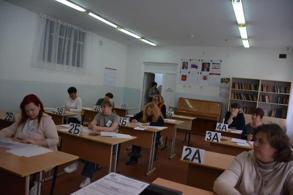 Родители выпускников сели за парты Родители выпускников сели за парты