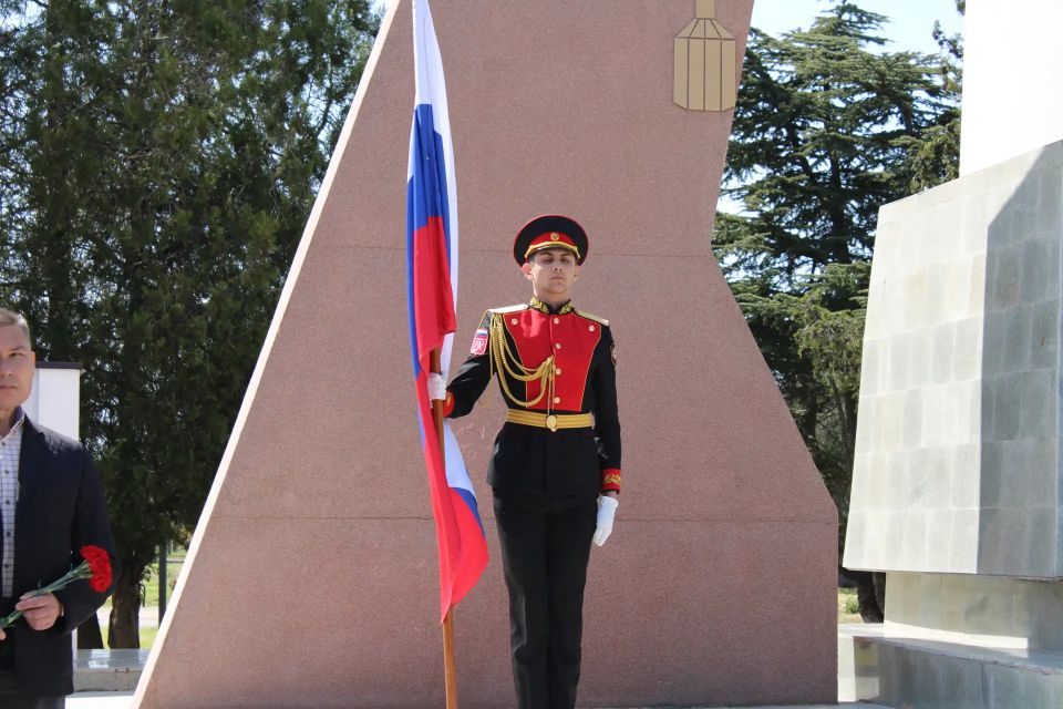 Сегодня у «Обелиска Славы» в посёлке Ленино состоялась торжественная церемония открытия весенней Вахты Памяти поколений Сегодня у «Обелиска Славы» в посёлке Ленино состоялась торжественная церемония открытия весенней Вахты Памяти поколений