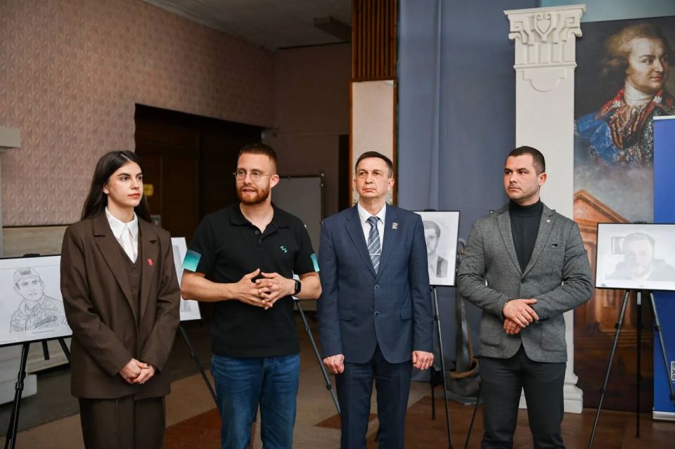 Владимир Сальдо: В кинотеатре «Россия» в Геническе открылась передвижная выставка «Герои освобожденной Херсонщины» Владимир Сальдо: В кинотеатре «Россия» в Геническе открылась передвижная выставка «Герои освобожденной Херсонщины»