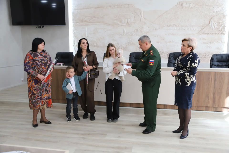 Указом Президента России наши земляки, проявившие мужество и самоотверженность в ходе специальной военной операции, посмертно награждены орденами Указом Президента России наши земляки, проявившие мужество и самоотверженность в ходе специальной военной операции, посмертно награждены орденами