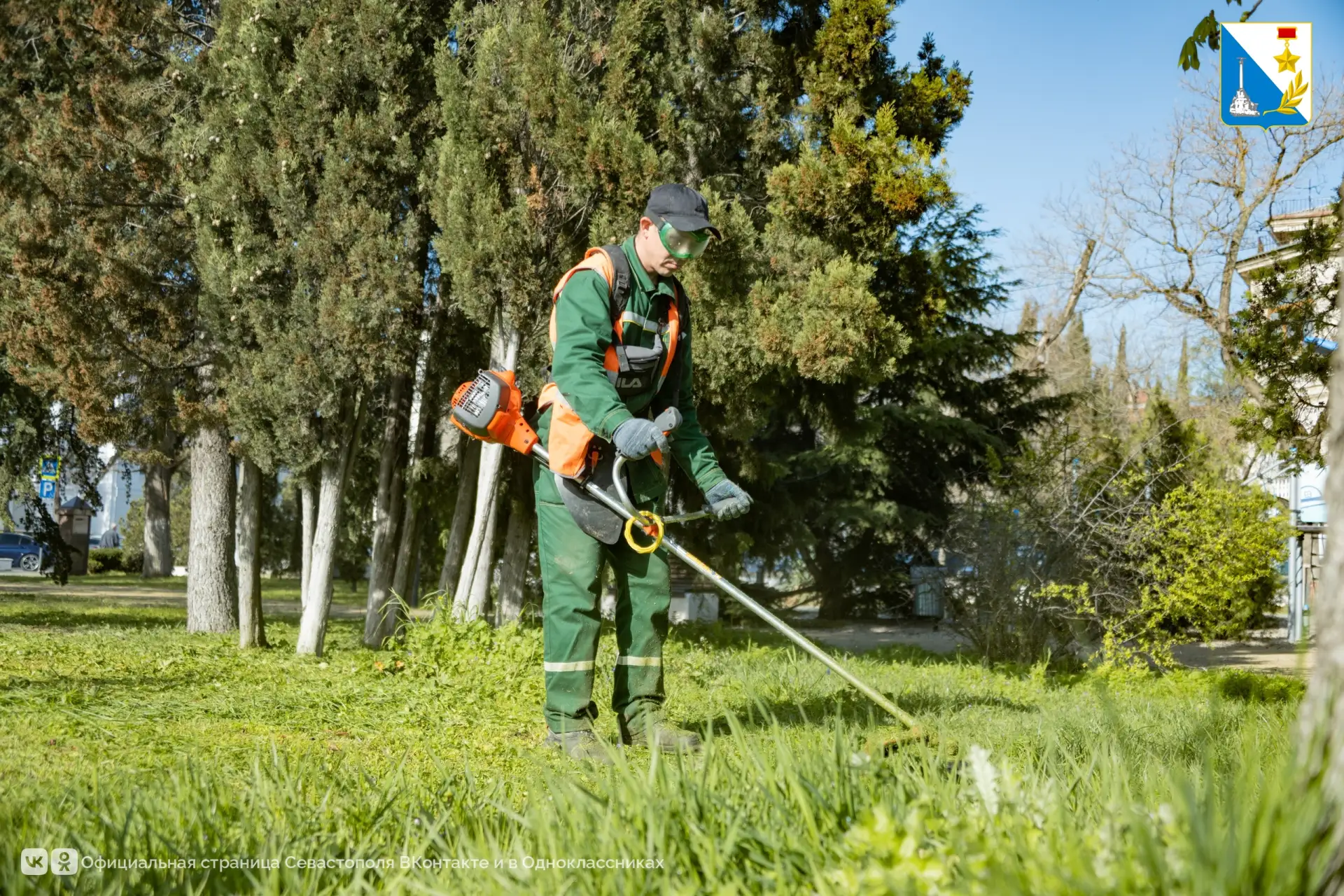 Специалисты «Парков и скверов» приводят в порядок общественные пространства после зимы Специалисты «Парков и скверов» приводят в порядок общественные пространства после зимы