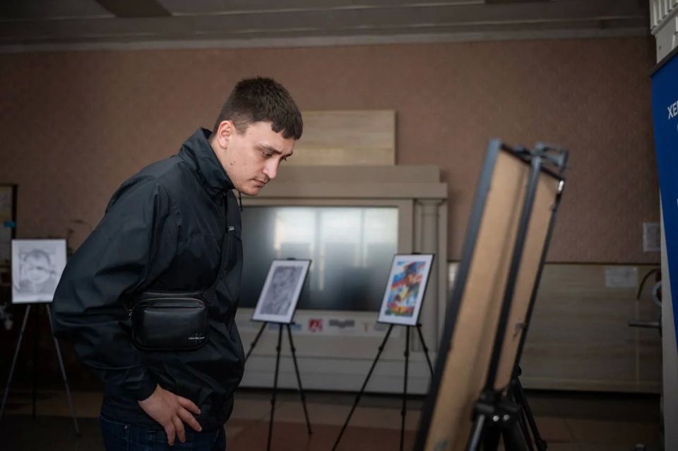 Владимир Сальдо: В кинотеатре «Россия» в Геническе открылась передвижная выставка «Герои освобожденной Херсонщины» Владимир Сальдо: В кинотеатре «Россия» в Геническе открылась передвижная выставка «Герои освобожденной Херсонщины»