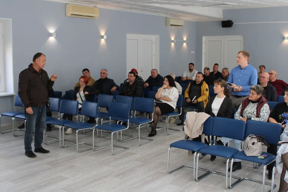 Глава Администрации района Игорь Крутьков совместно с первым заместителем главы Александром Саенко провели повторное совещание с председателями садоводческих некоммерческих товариществ (СНТ) района Глава Администрации района Игорь Крутьков совместно с первым заместителем главы Александром Саенко провели повторное совещание с председателями садоводческих некоммерческих товариществ (СНТ) района