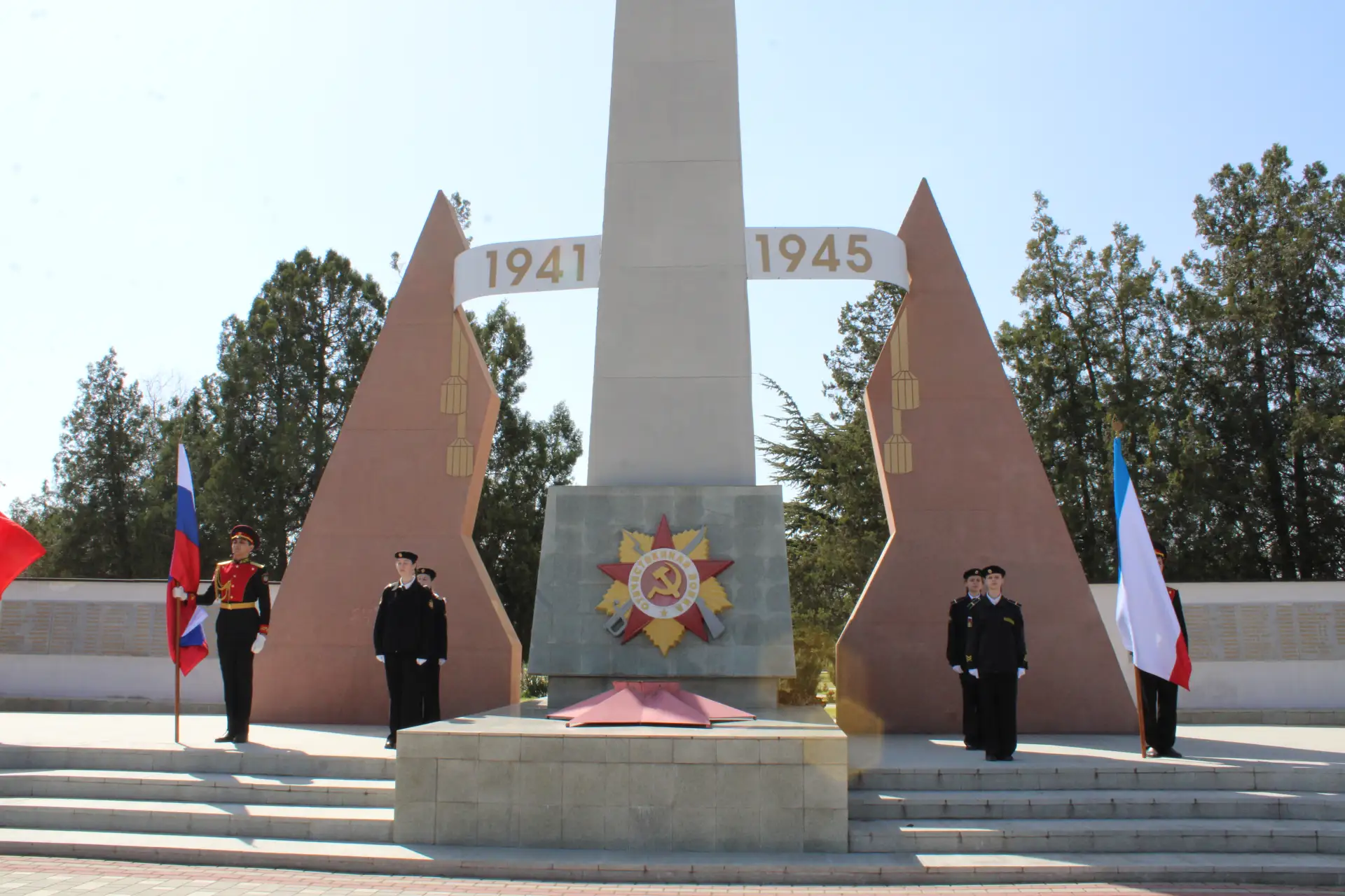 Сегодня у «Обелиска Славы» в посёлке Ленино состоялась торжественная церемония открытия весенней Вахты Памяти поколений