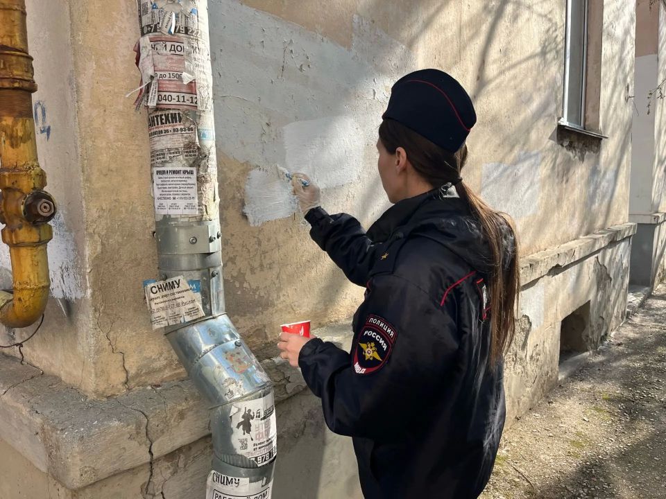 В Севастополе сотрудники полиции организовали антинаркотический рейд «Закрась опасность!» В Севастополе сотрудники полиции организовали антинаркотический рейд «Закрась опасность!»