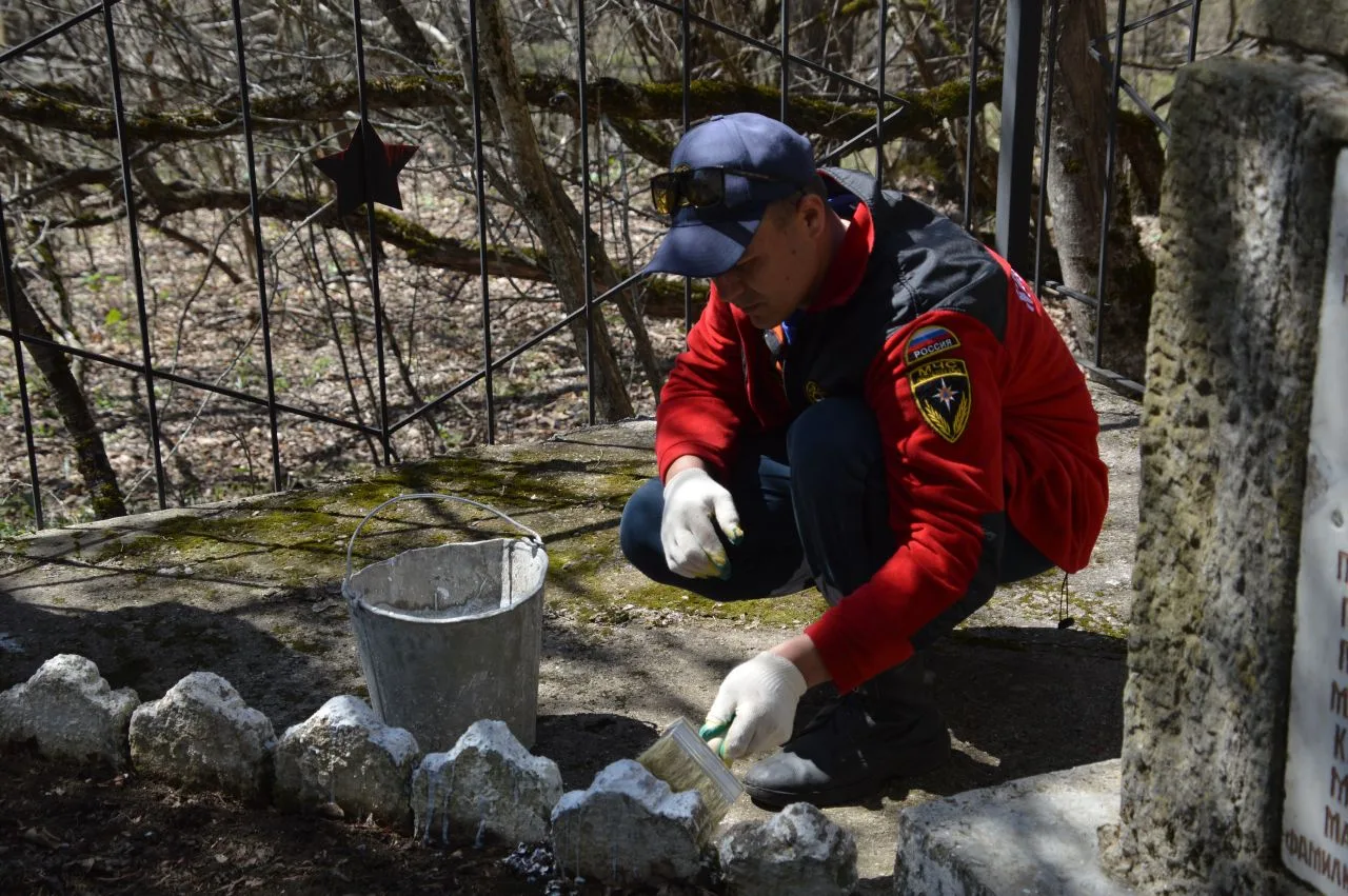 Сотрудники ГКУ РК "КРЫМ-СПАС" продолжают акцию по благоустройству памятных мест ВОВ Сотрудники ГКУ РК "КРЫМ-СПАС" продолжают акцию по благоустройству памятных мест ВОВ