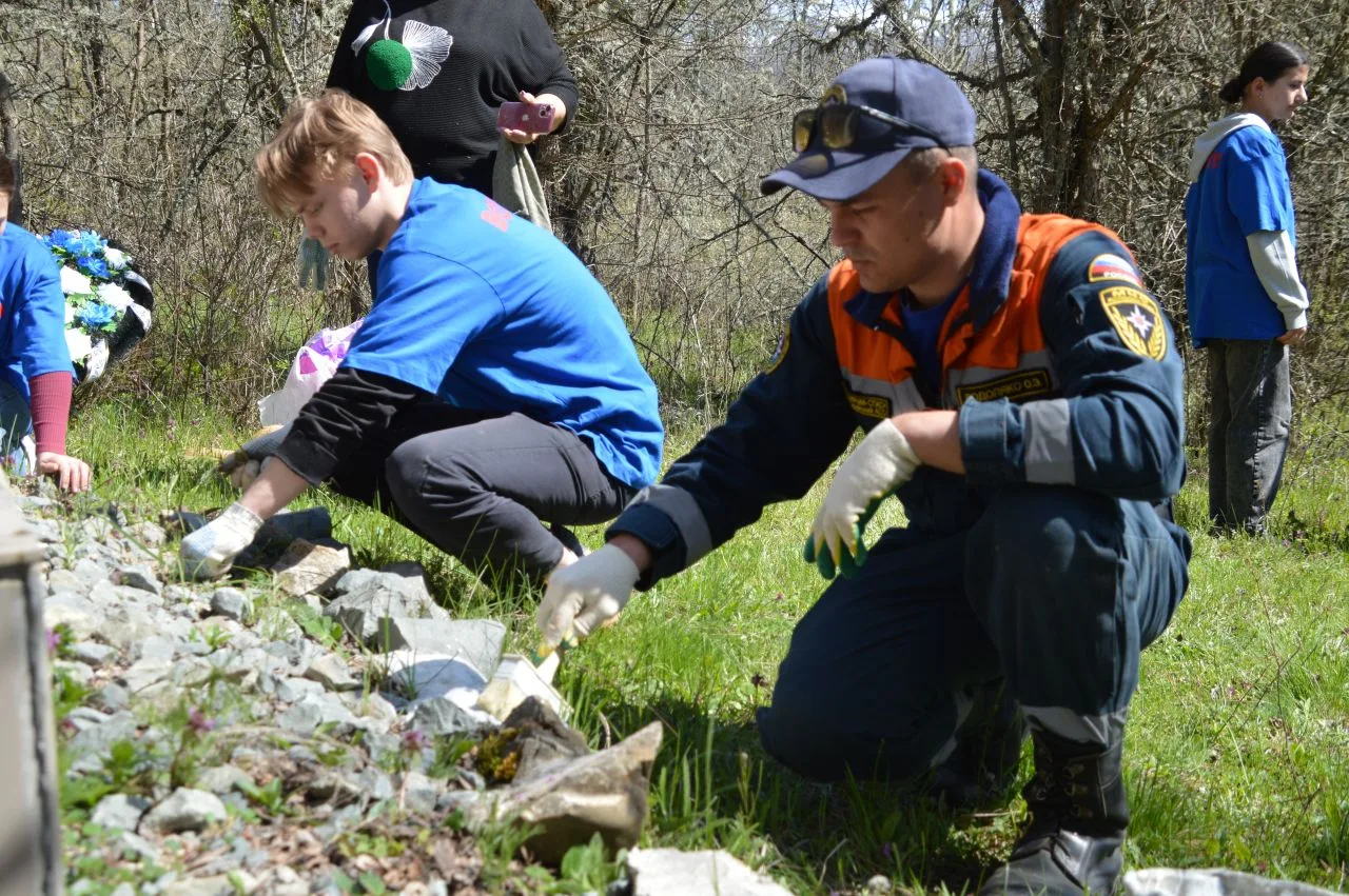 Сотрудники ГКУ РК "КРЫМ-СПАС" продолжают акцию по благоустройству памятных мест ВОВ Сотрудники ГКУ РК "КРЫМ-СПАС" продолжают акцию по благоустройству памятных мест ВОВ