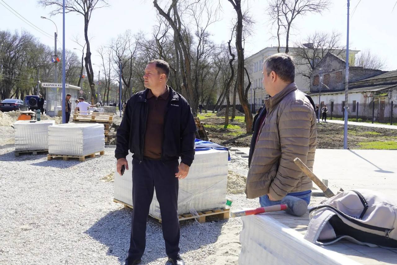 Продолжается работа по комплексному ремонту общественной территории в районе остановки «Фабрикакухня» Продолжается работа по комплексному ремонту общественной территории в районе остановки «Фабрикакухня»