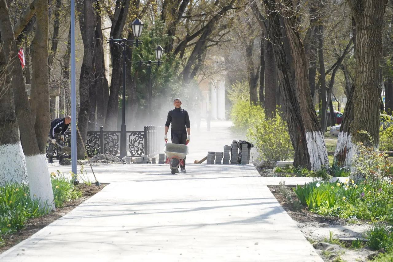 Продолжается работа по комплексному ремонту общественной территории в районе остановки «Фабрикакухня» Продолжается работа по комплексному ремонту общественной территории в районе остановки «Фабрикакухня»