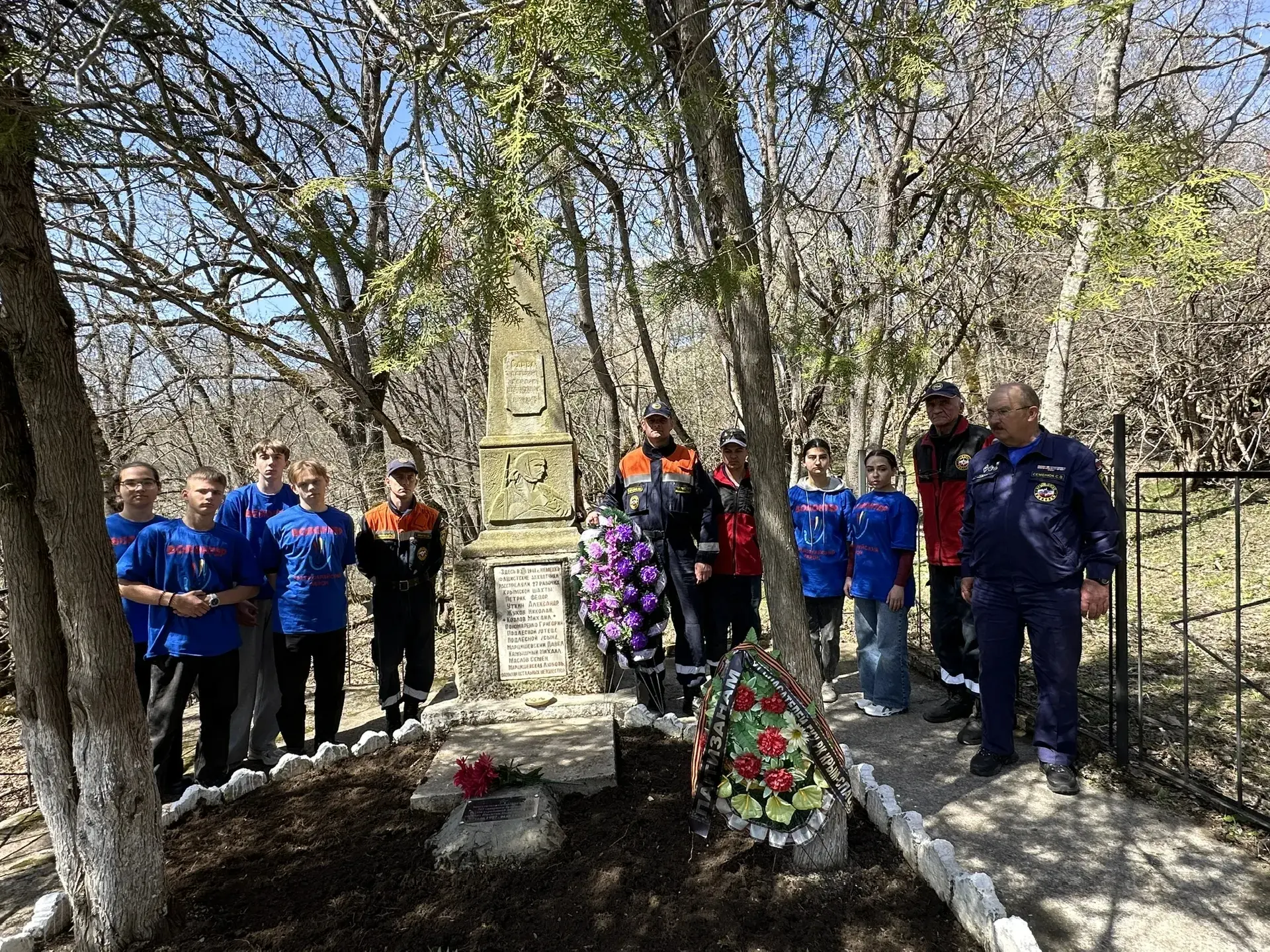 Сотрудники ГКУ РК "КРЫМ-СПАС" продолжают акцию по благоустройству памятных мест ВОВ