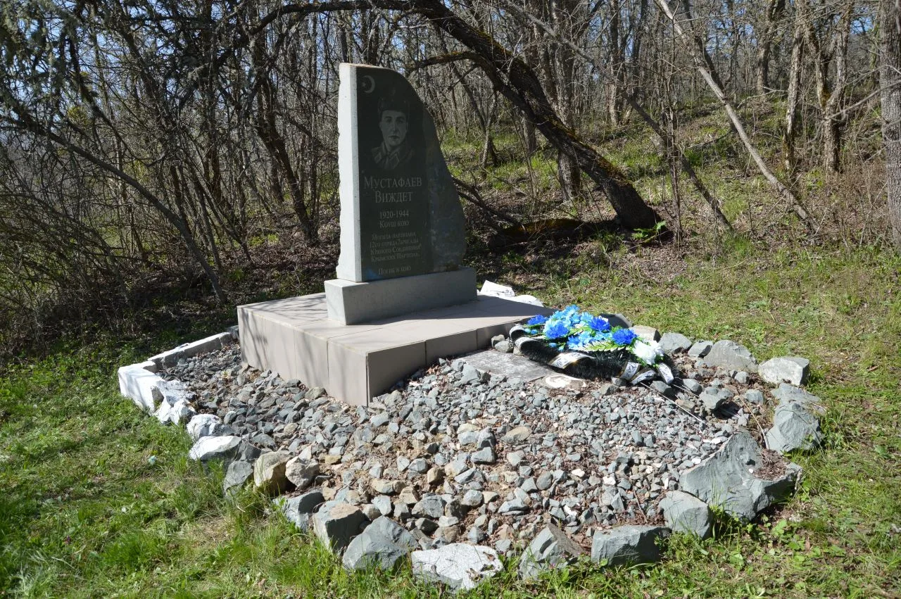 Сотрудники ГКУ РК "КРЫМ-СПАС" продолжают акцию по благоустройству памятных мест ВОВ Сотрудники ГКУ РК "КРЫМ-СПАС" продолжают акцию по благоустройству памятных мест ВОВ