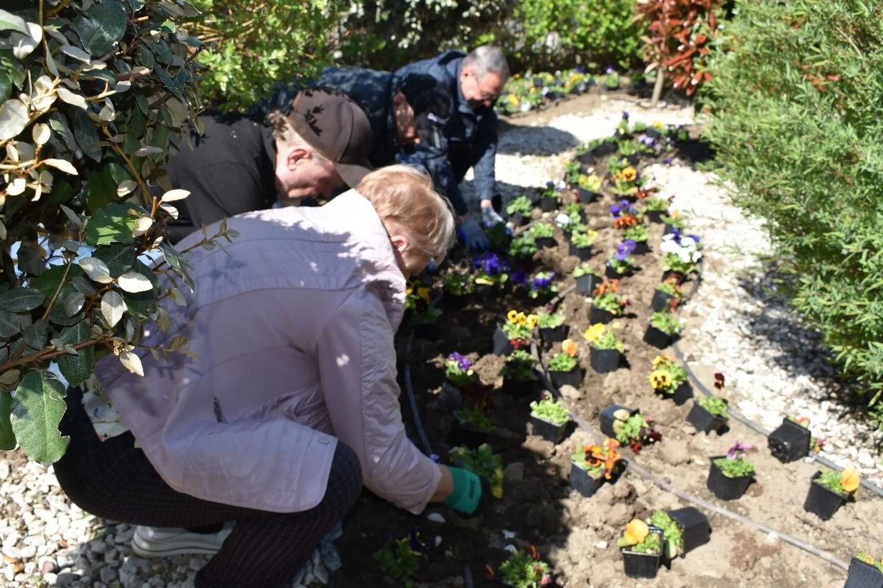 Галина Огнёва: В преддверии 40-й годовщины со дня аварии на Чернобыльской атомной электростанции, по инициативе ветеранов Чернобыля — секции ликвидаторов аварии на ЧАЭС общественной организации Совета ветеранов г. Алушты —... Галина Огнёва: В преддверии 40-й годовщины со дня аварии на Чернобыльской атомной электростанции, по инициативе ветеранов Чернобыля — секции ликвидаторов аварии на ЧАЭС общественной организации Совета ветеранов г. Алушты —...