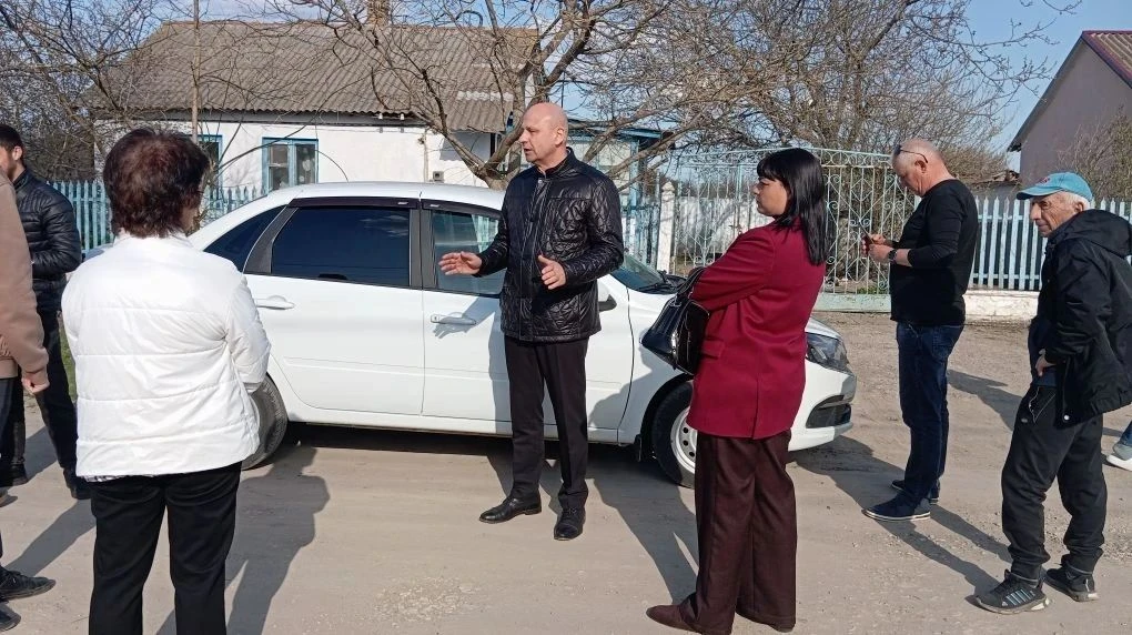 Глава администрации Советского района Александр Харламов провёл встречу с жителями улицы Заводской села Заветного