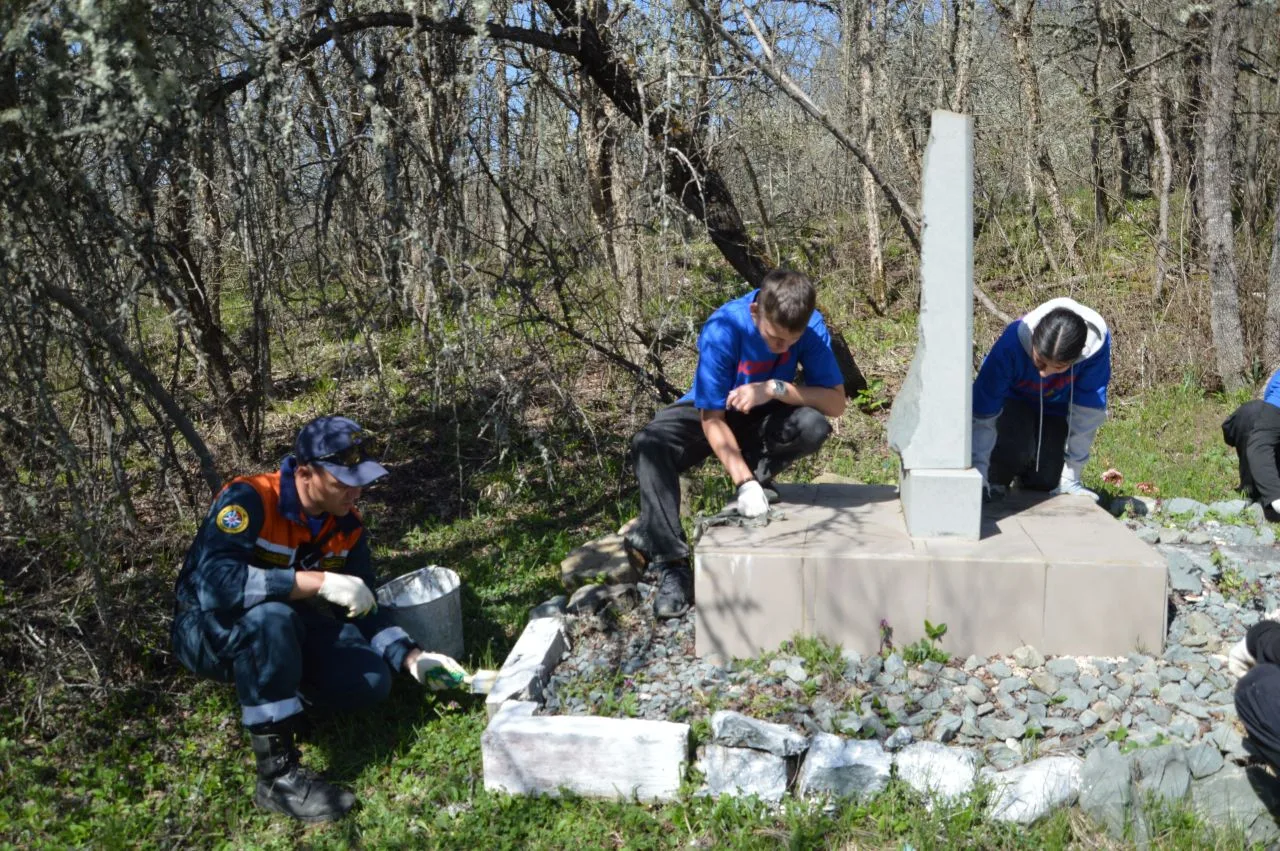 Сотрудники ГКУ РК "КРЫМ-СПАС" продолжают акцию по благоустройству памятных мест ВОВ Сотрудники ГКУ РК "КРЫМ-СПАС" продолжают акцию по благоустройству памятных мест ВОВ