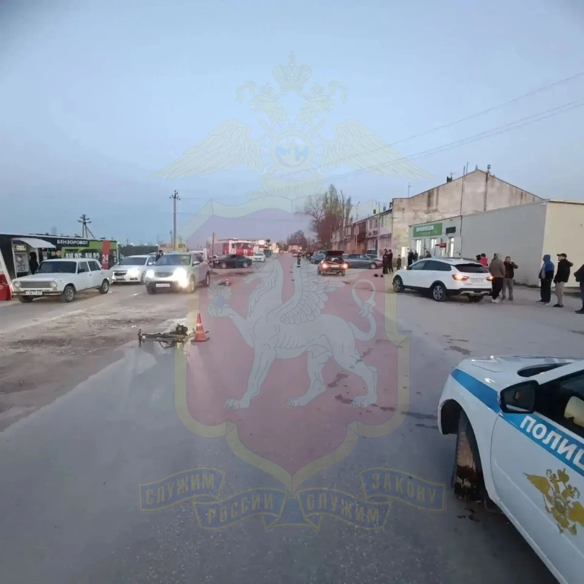 Сотрудники Госавтоинспекции Кировского района устанавливают обстоятельства ДТП, в котором пострадал несовершеннолетний велосипедист