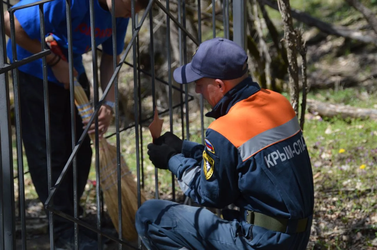 Сотрудники ГКУ РК "КРЫМ-СПАС" продолжают акцию по благоустройству памятных мест ВОВ Сотрудники ГКУ РК "КРЫМ-СПАС" продолжают акцию по благоустройству памятных мест ВОВ