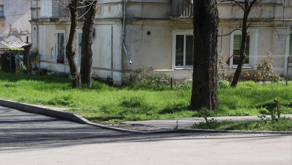 Завершается благоустройство дворов по ул. Славы, Войкова, Казакова Завершается благоустройство дворов по ул. Славы, Войкова, Казакова