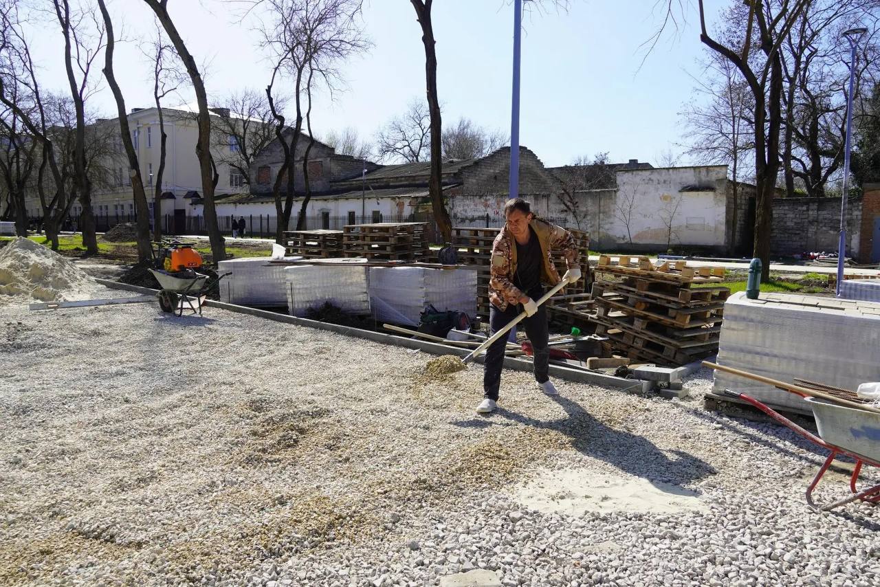 Продолжается работа по комплексному ремонту общественной территории в районе остановки «Фабрикакухня» Продолжается работа по комплексному ремонту общественной территории в районе остановки «Фабрикакухня»