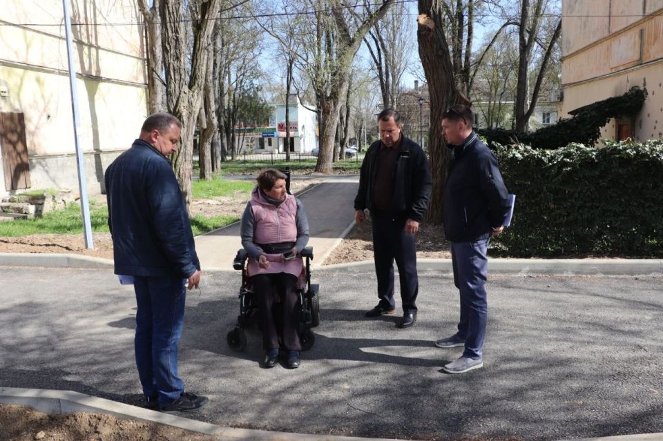 Завершается благоустройство дворов по ул. Славы, Войкова, Казакова Завершается благоустройство дворов по ул. Славы, Войкова, Казакова