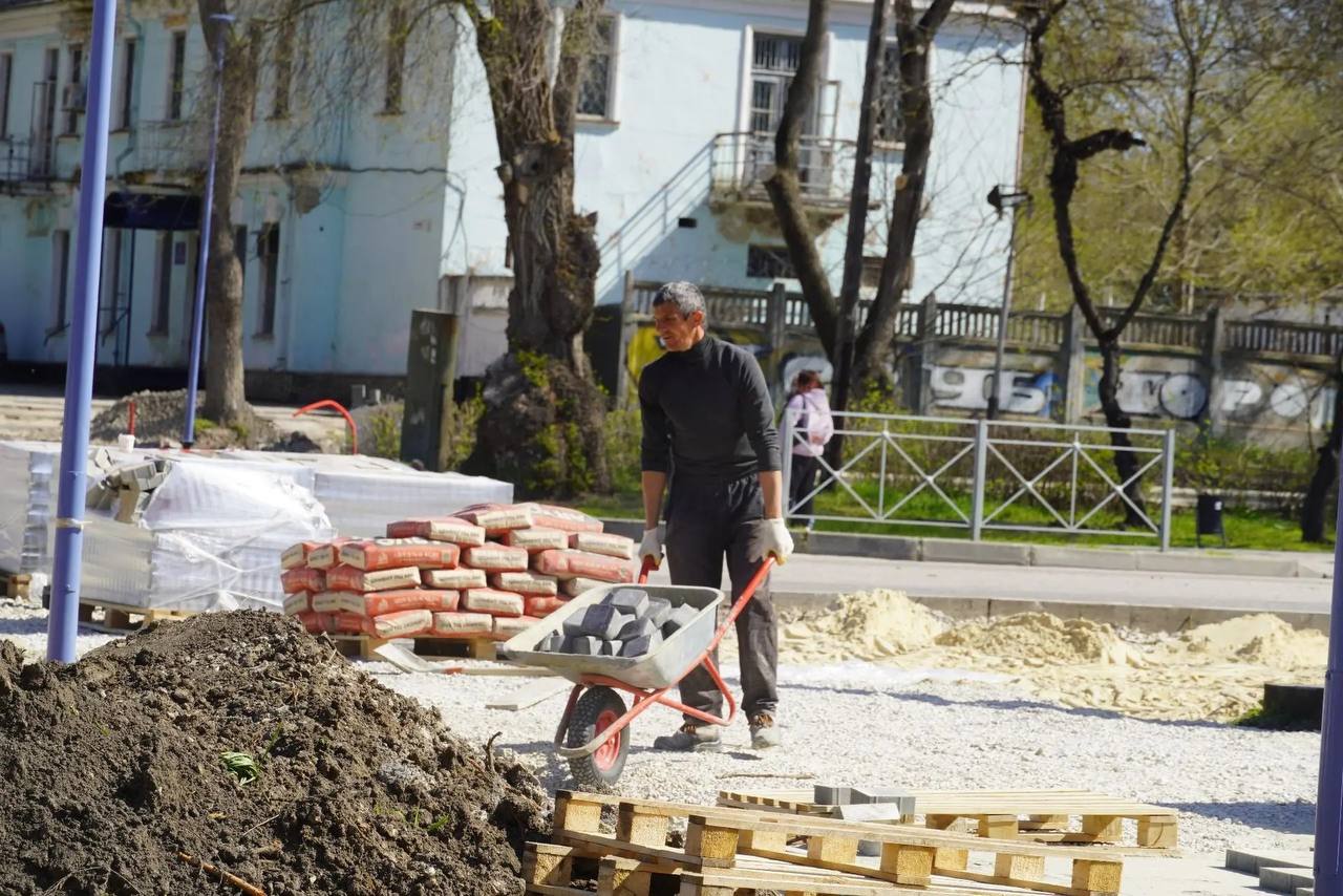 Продолжается работа по комплексному ремонту общественной территории в районе остановки «Фабрикакухня» Продолжается работа по комплексному ремонту общественной территории в районе остановки «Фабрикакухня»
